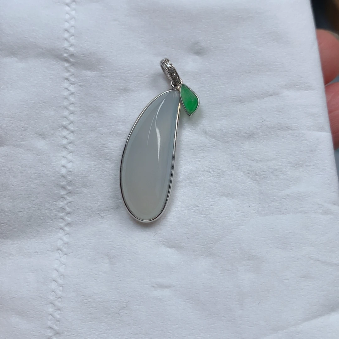 翡翠18K金镶嵌颈饰瓜