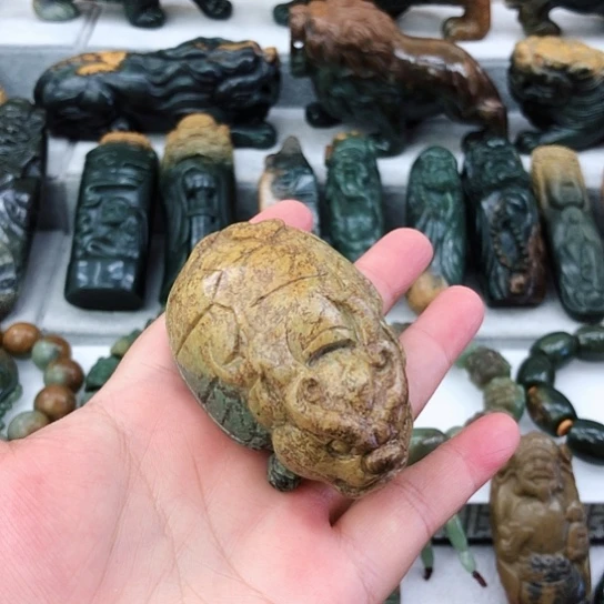 未镶嵌岫岩河磨玉（透闪石质玉）把件