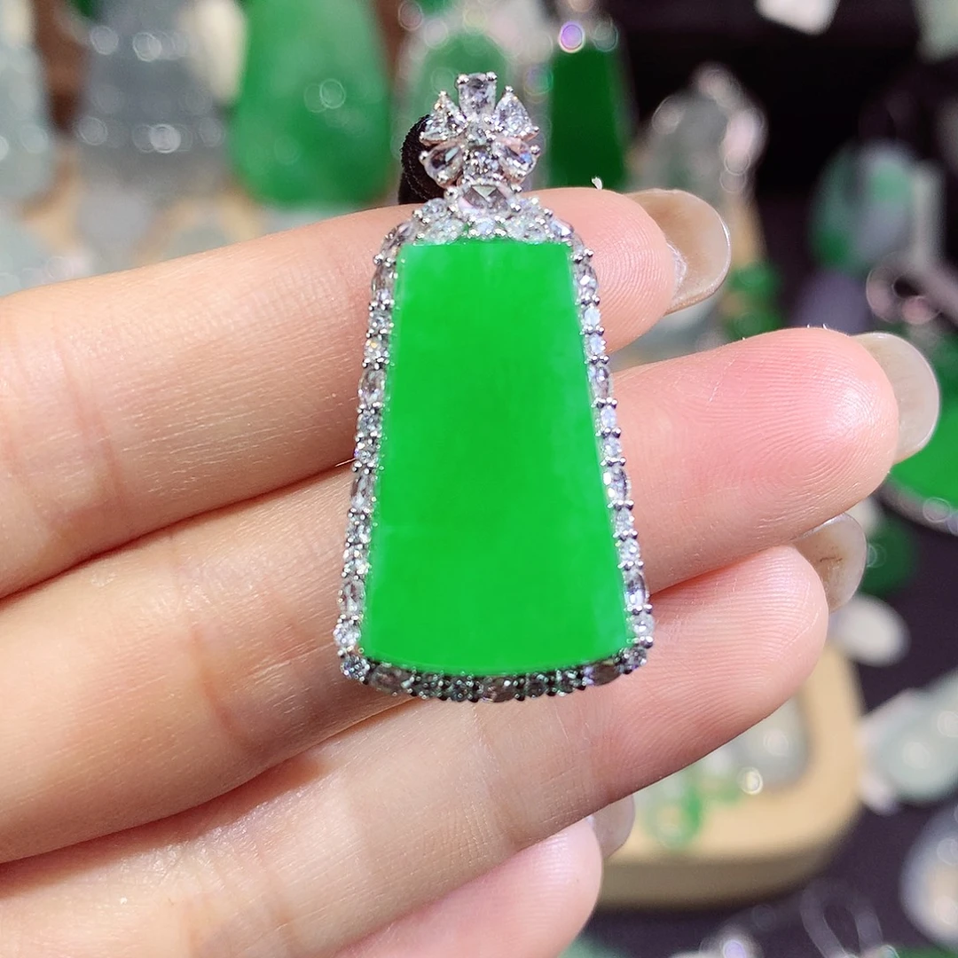 翡翠18K金镶嵌颈饰牌