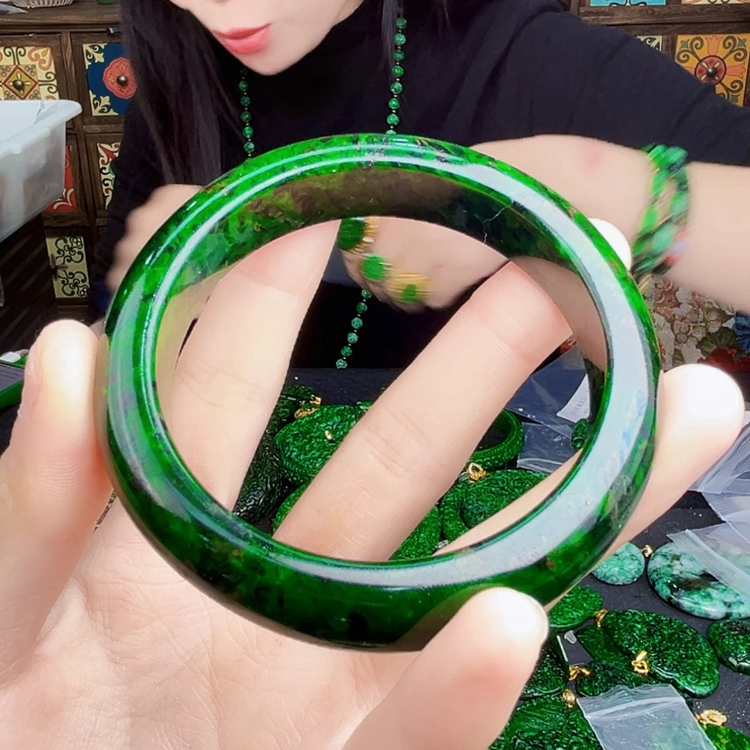 颈饰未镶嵌翡翠多样性