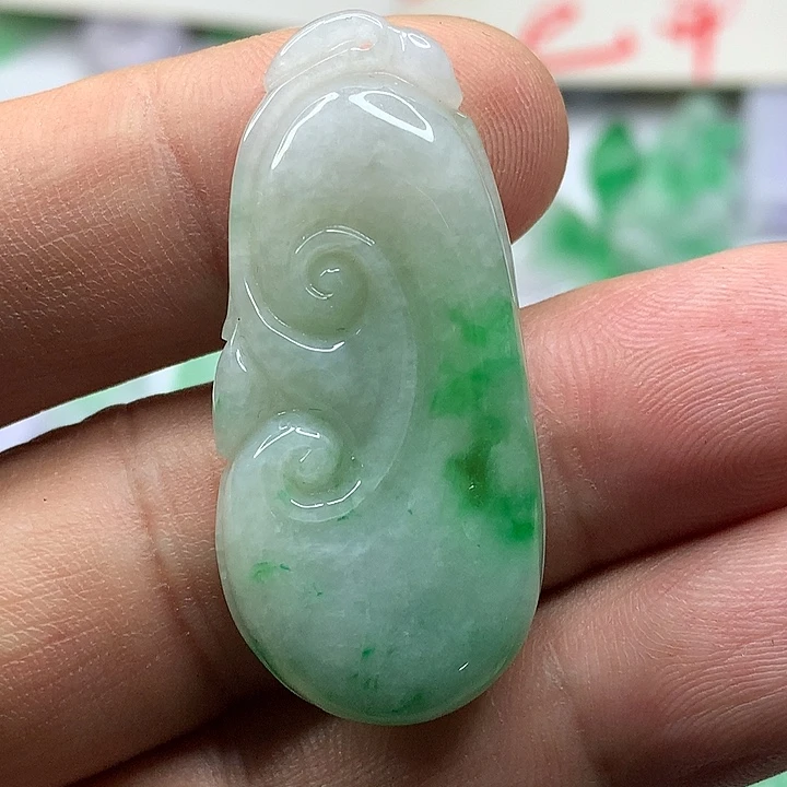 翡翠未镶嵌吊坠(赠链)微微瑕