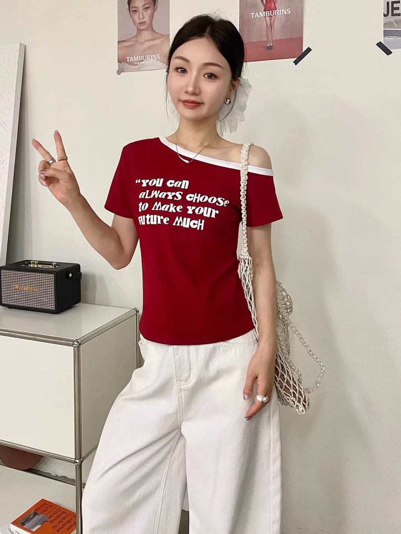 三七斜肩白边字母短袖