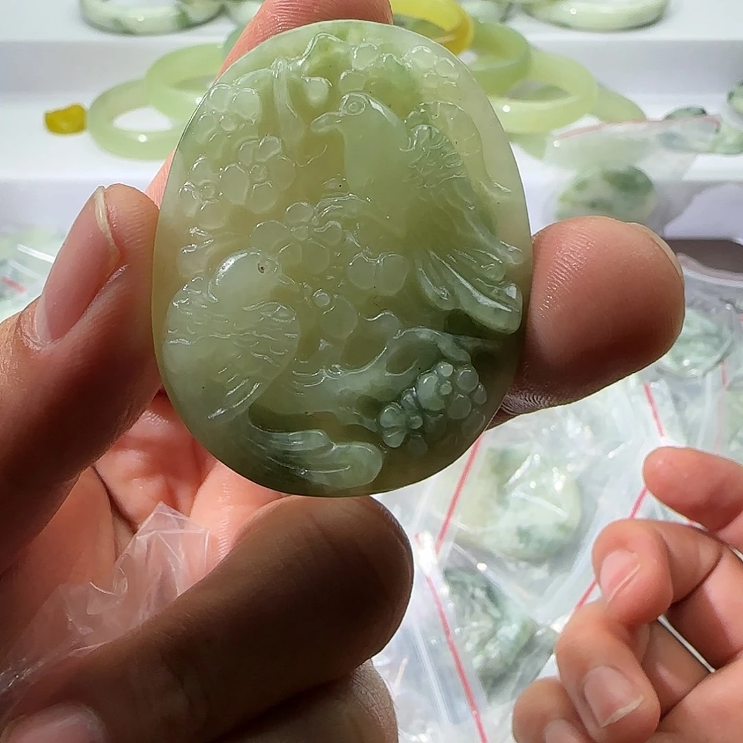 透闪石-蛇纹石玉未镶嵌颈饰