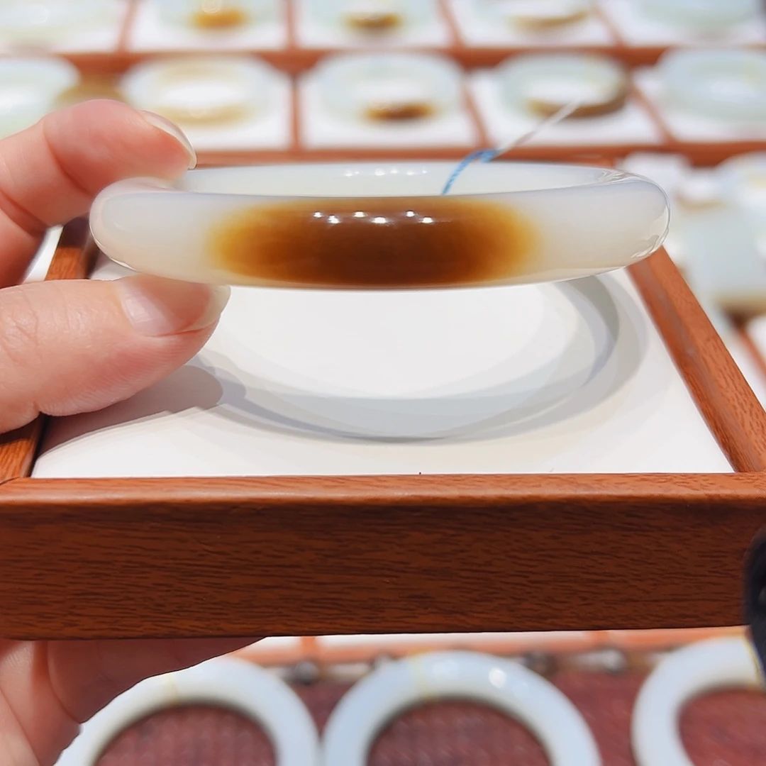 吉***七和田玉未镶嵌手镯