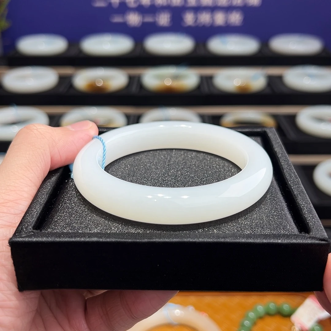 和田玉未镶嵌手镯