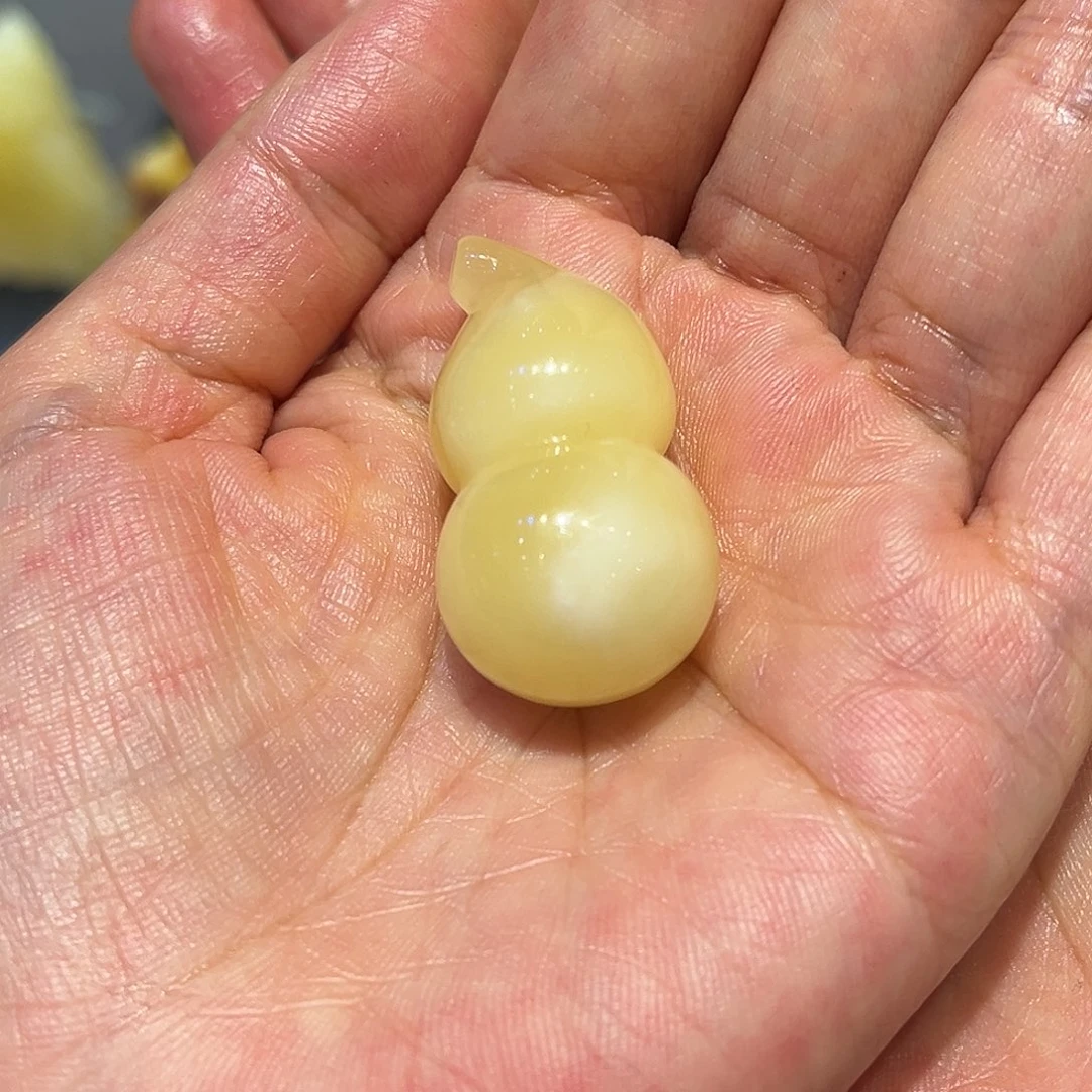 琥珀未镶嵌颈饰葫芦