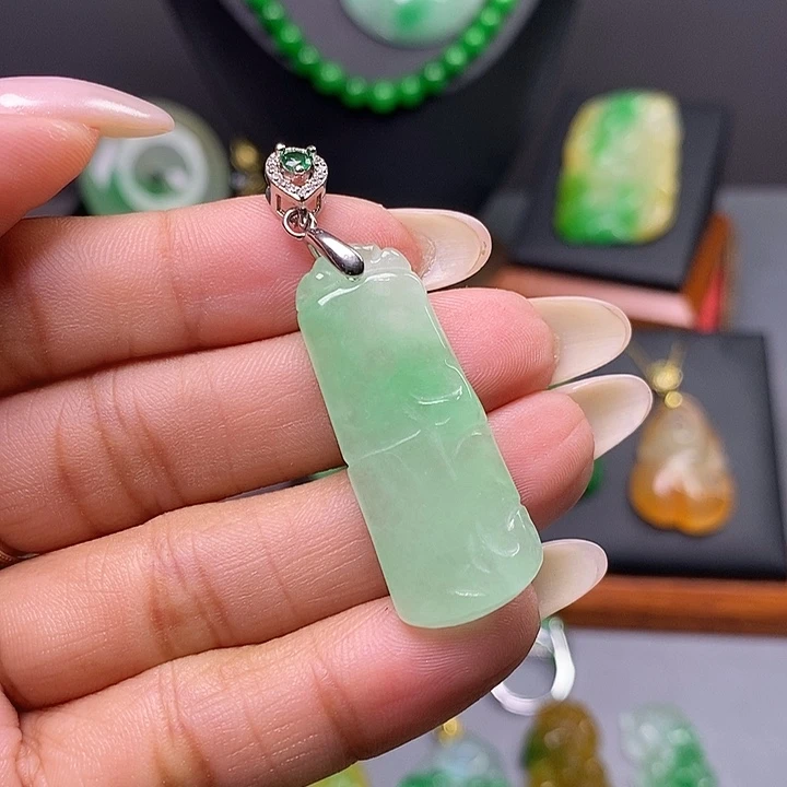 吊坠(赠链)未镶嵌翡翠