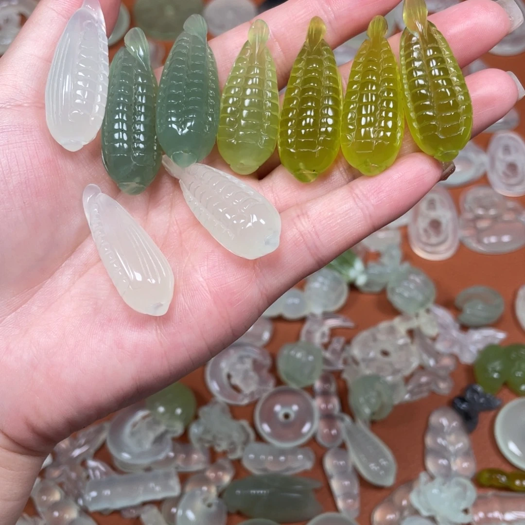 透闪石-蛇纹石玉未镶嵌颈饰