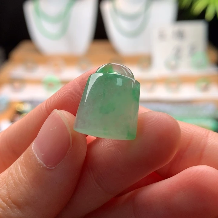 翡翠未镶嵌颈饰天然缅甸A货翡翠