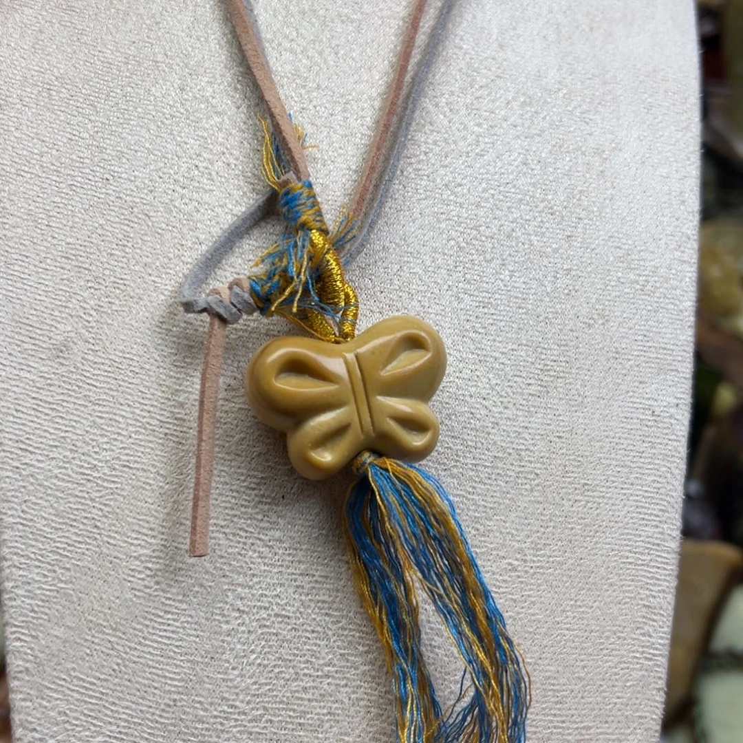 岫玉未镶嵌颈饰蝴蝶结毛衣链