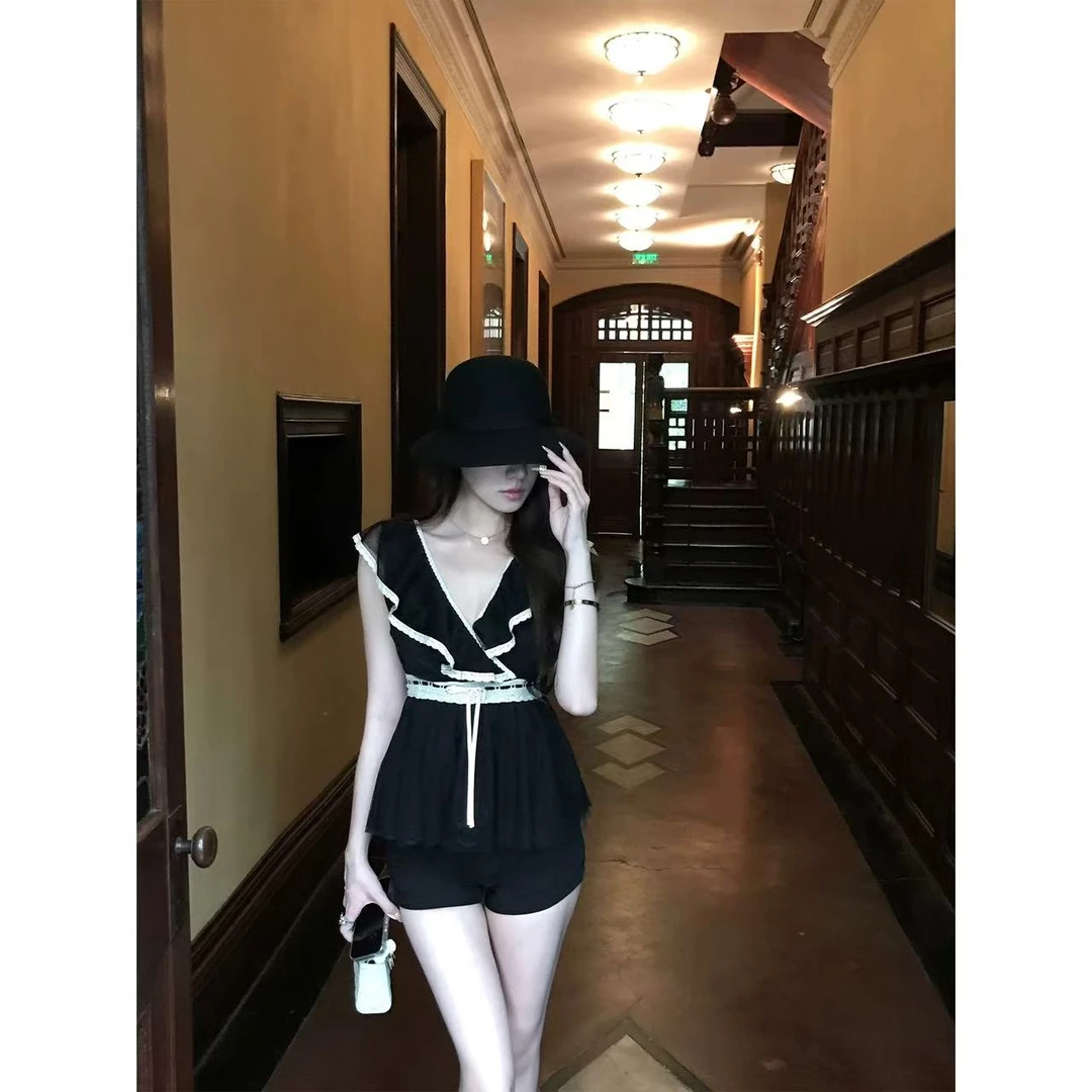 2025夏季新款蕾丝拼接交叉v领收腰荷叶边上衣高腰百搭短裤两件套