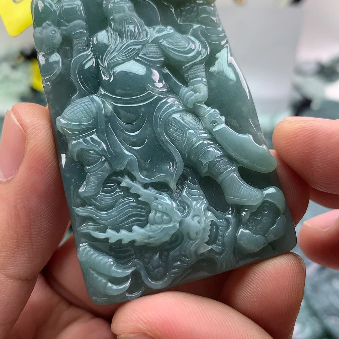 翡翠未镶嵌颈饰关公