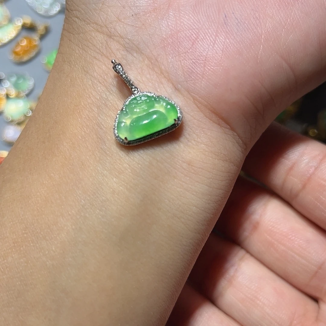 翡翠18K金镶嵌颈饰