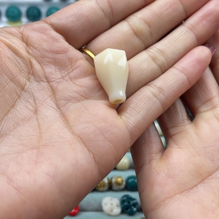 琉璃颈饰雪巴琉璃