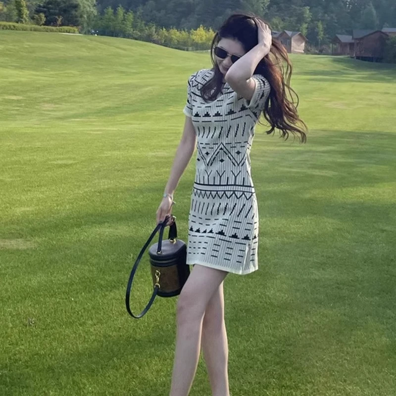 高级感格纹凉感针织连衣裙女夏季新款欧洲站显瘦独特短袖打底裙子