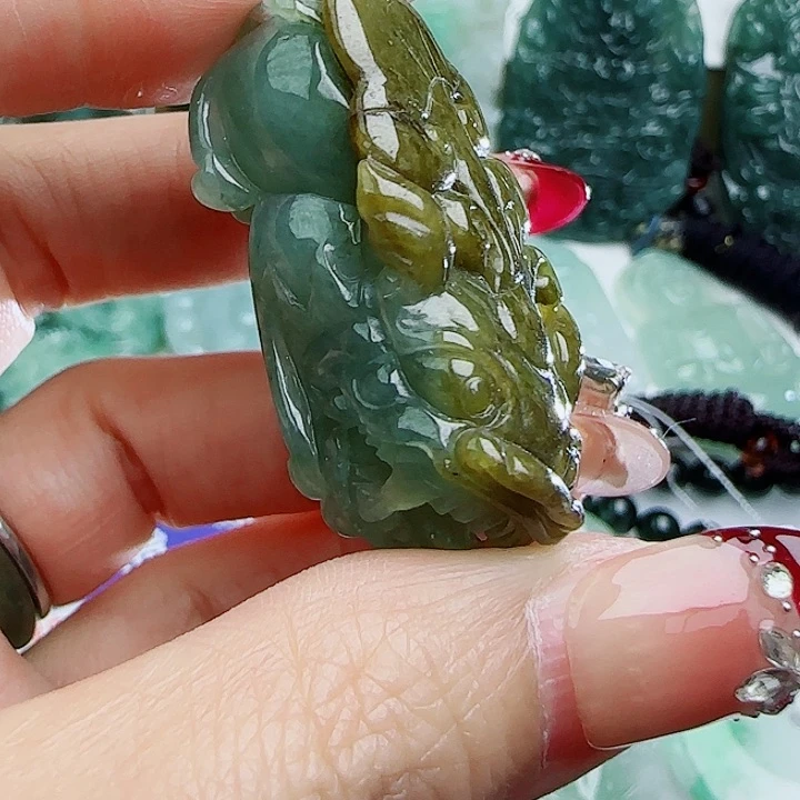 翡翠颈饰未镶嵌天然的A货翡翠