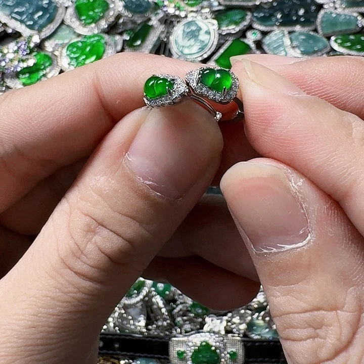 翡翠颈饰未镶嵌天然A货翡翠放漏