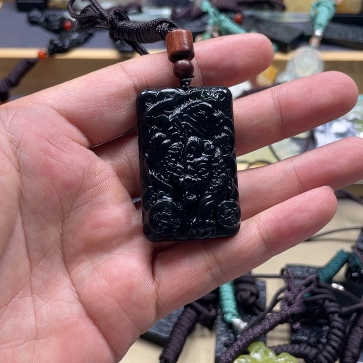 蛇纹石玉合金颈饰泰*玉