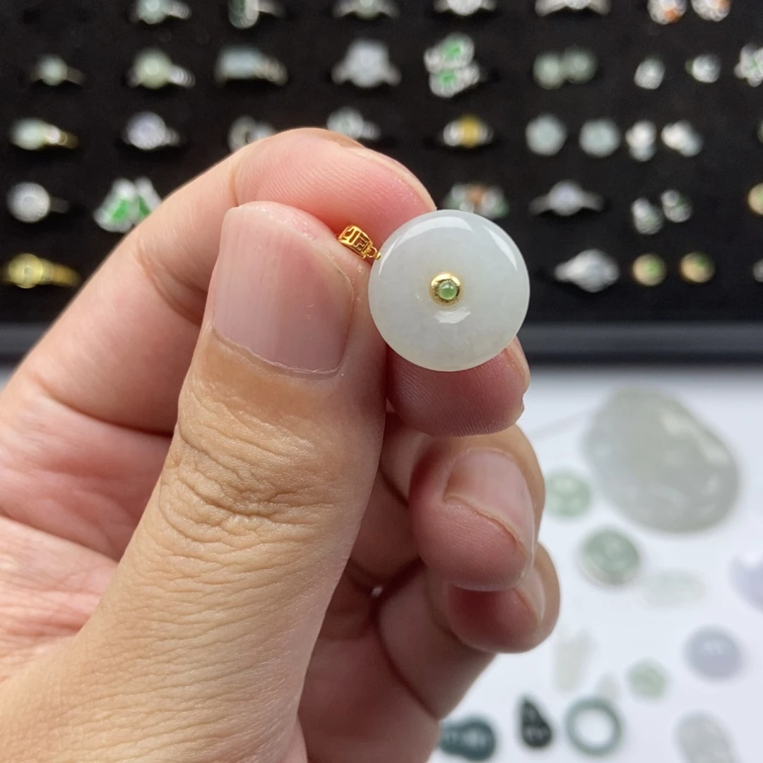 翡翠18K金镶嵌颈饰