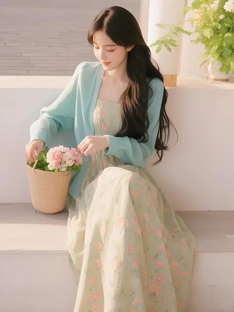 2025春季新款多巴胺穿搭高级感蓝色开衫搭配吊带碎花半身裙两件套