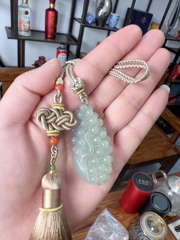 和田玉葡萄手把件