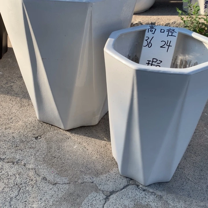 花盆的颜色是蓝色还是