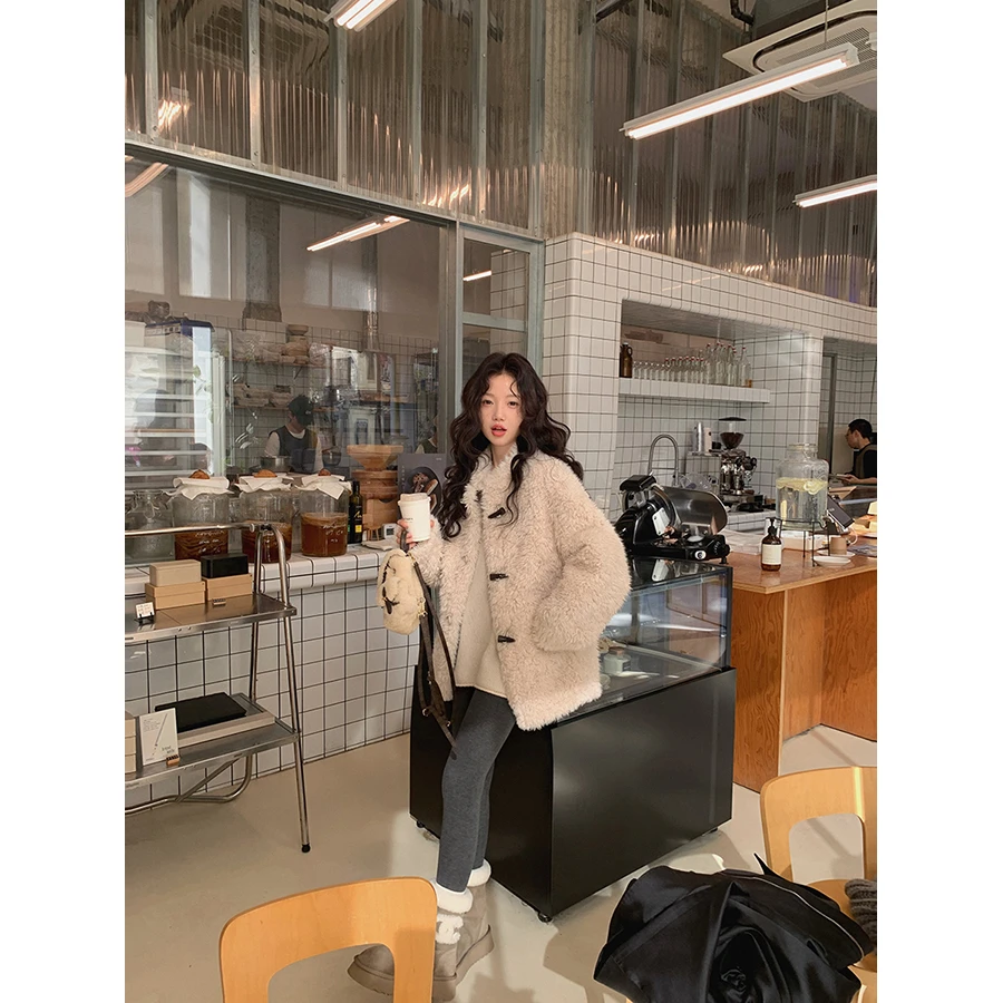 张贝贝 圈圈羊羔绒 定制牛角扣 小泰迪环保毛外套