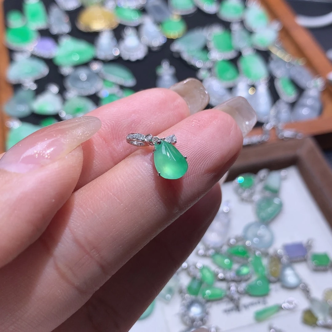 翡翠18K金镶嵌颈饰高冰薄荷绿小瓜滴流