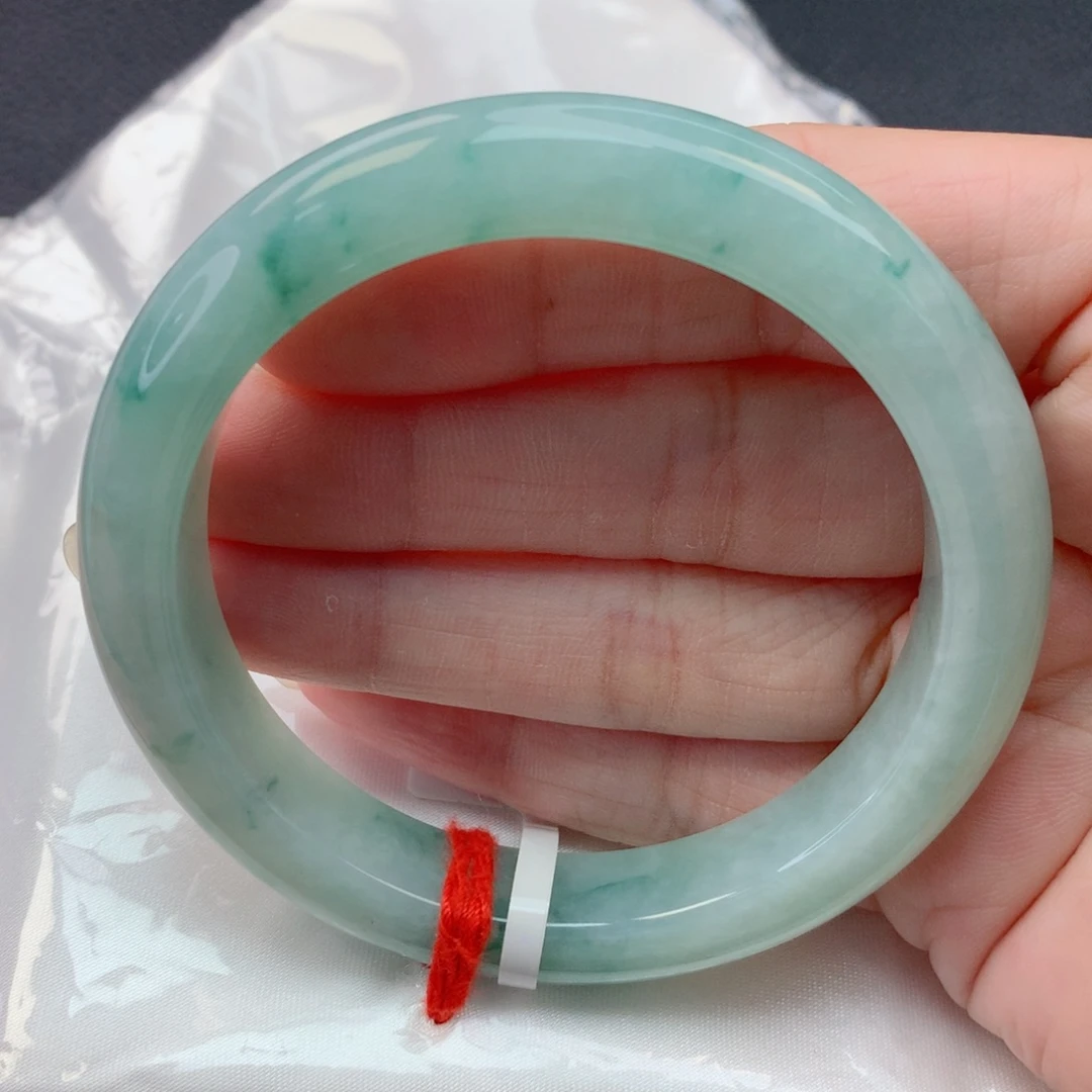 翡翠未镶嵌手镯55.5圈细糯绿底飘小绿花窄条