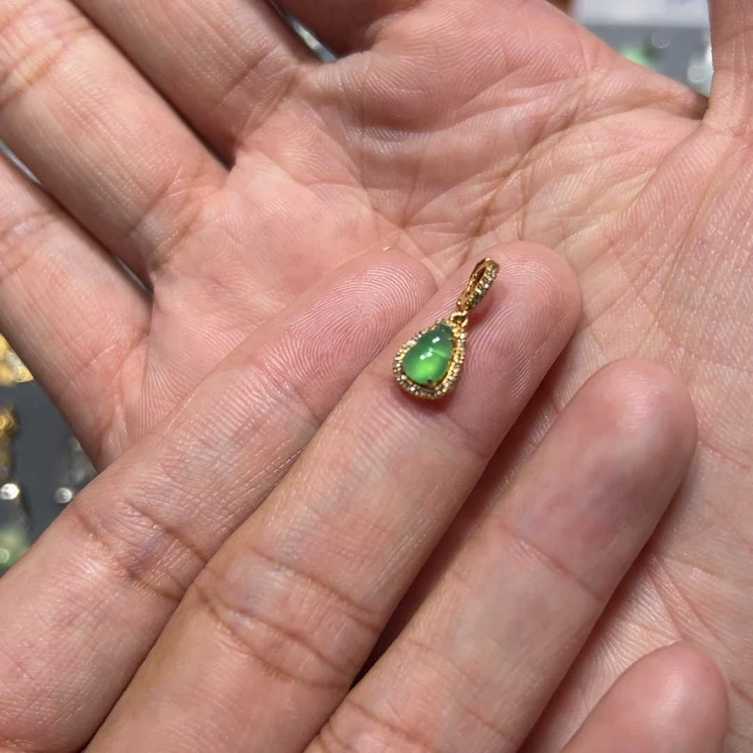 颈饰18K金镶嵌翡翠