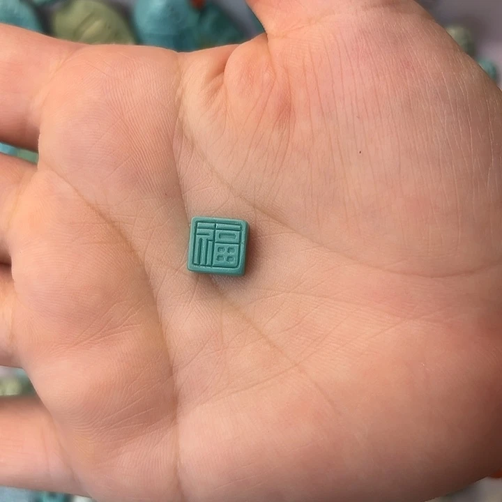 逮***着绿松石未镶嵌珠宝奇石