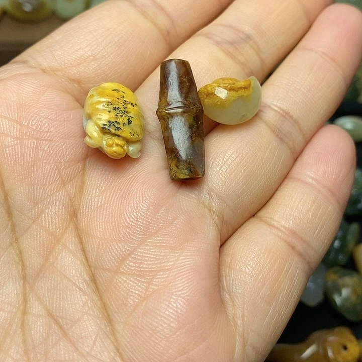 浅***然岫岩河磨玉（透闪石质玉）未镶嵌颈饰