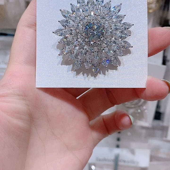 铜合金锆石太阳花胸针