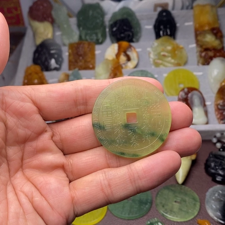 蛇纹石玉未镶嵌颈饰孤*