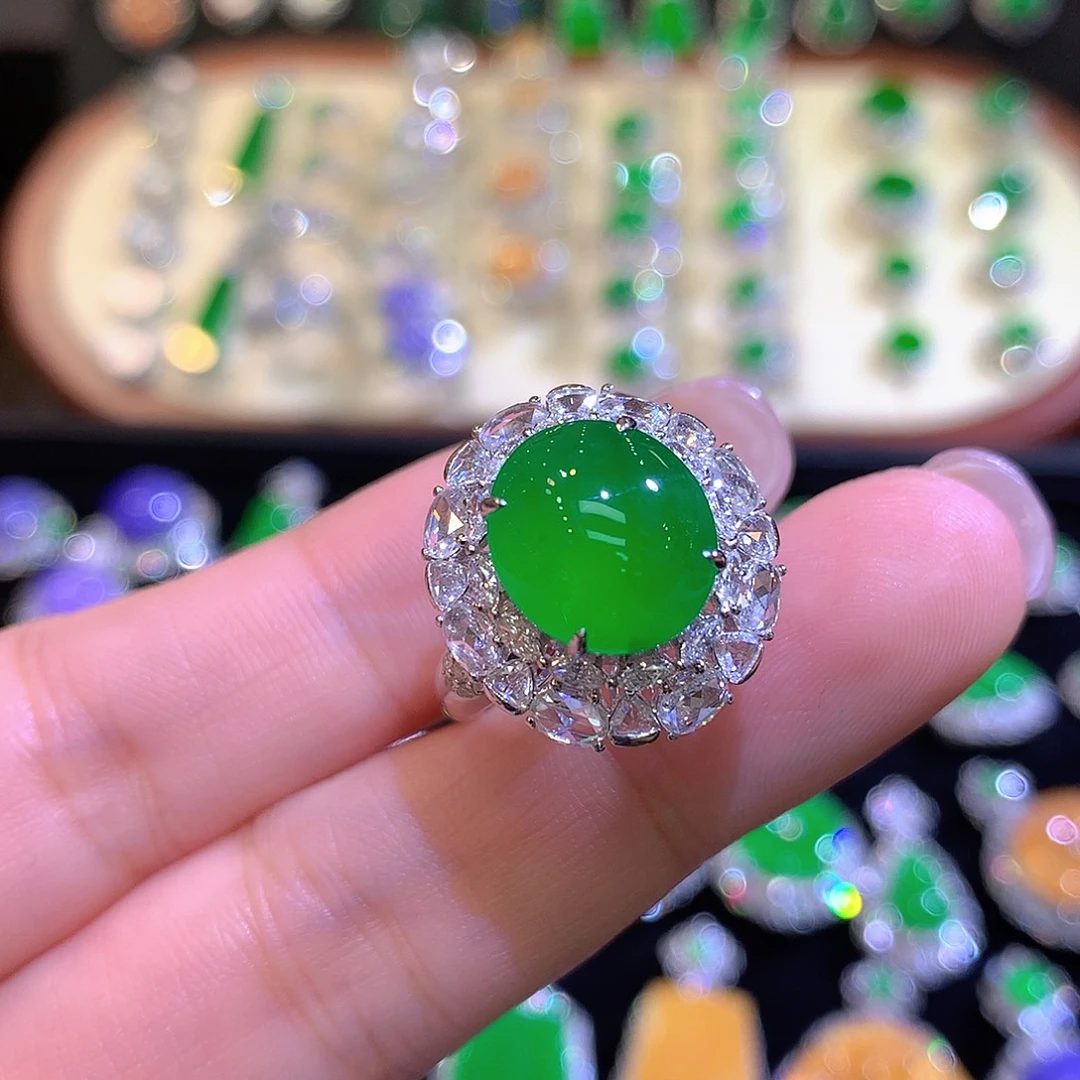 翡翠18K金镶嵌戒指高冰满绿起光蛋面戒指