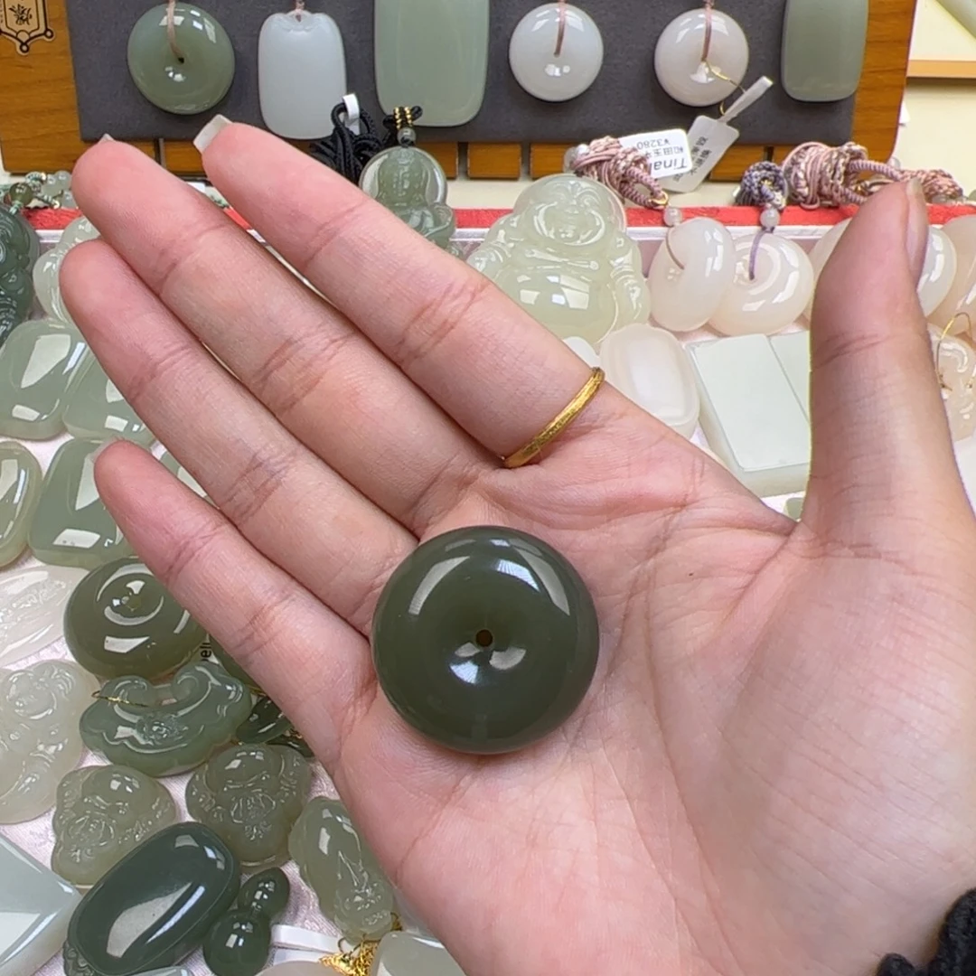 r***y和田玉未镶嵌颈饰