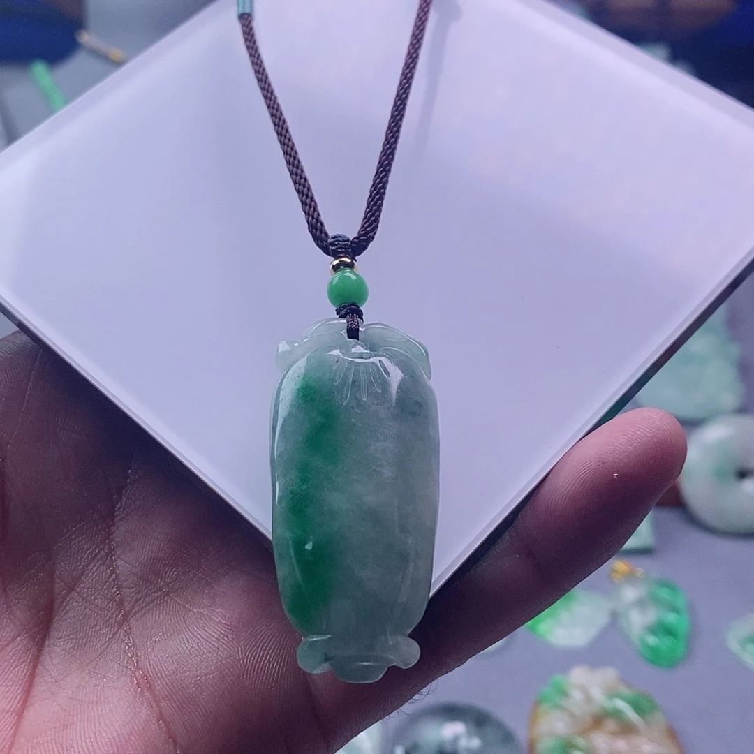 翡翠未镶嵌吊坠(赠链)