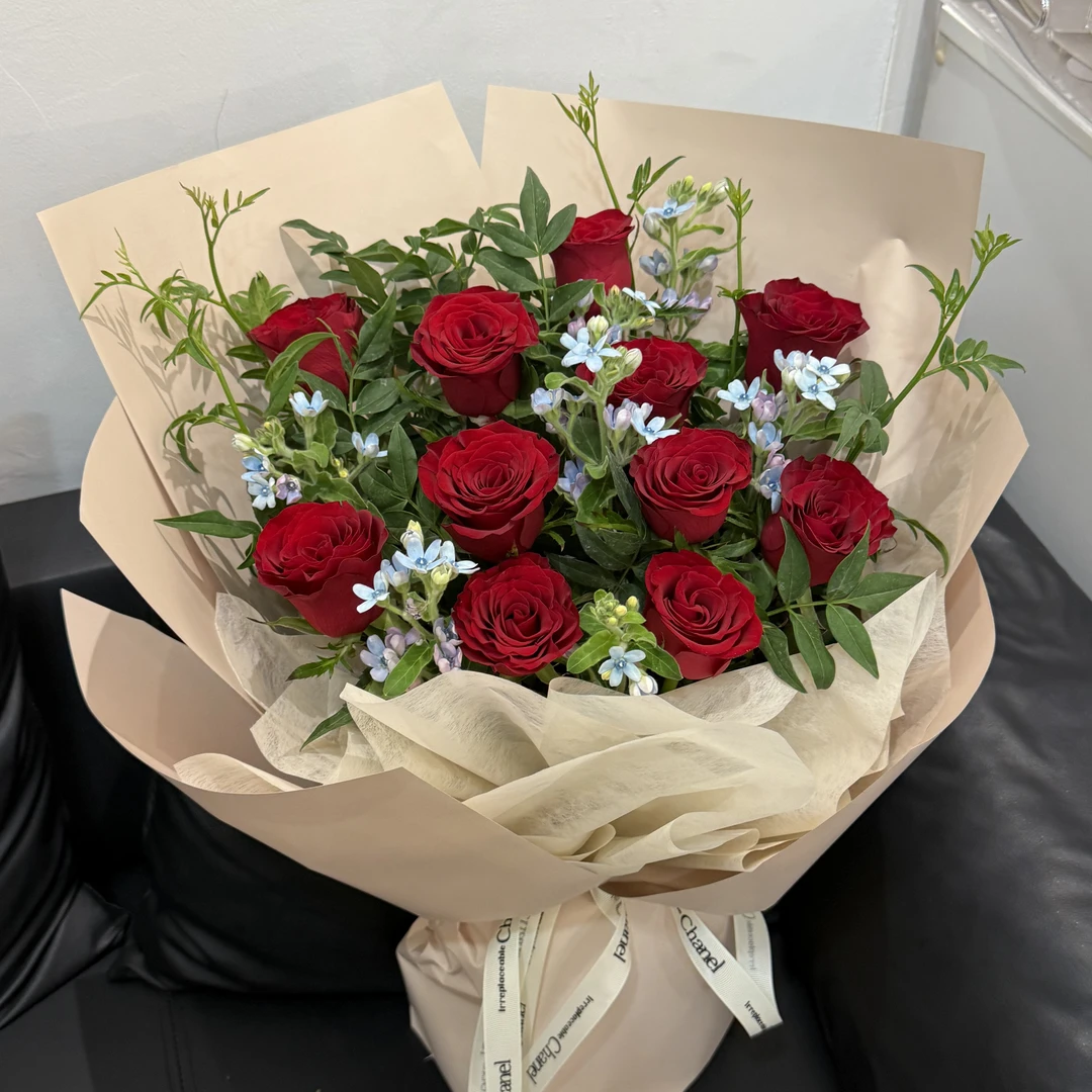 11朵红玫瑰搭配蓝星花花束
