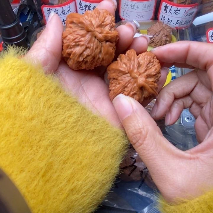 桃核吊坠白狮子犀牛角肚44