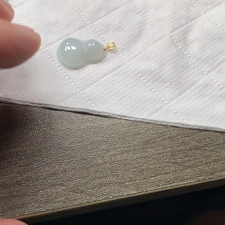 翡翠18K金镶嵌颈饰葫芦