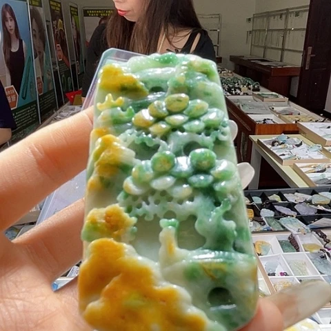 翡翠未镶嵌颈饰一个