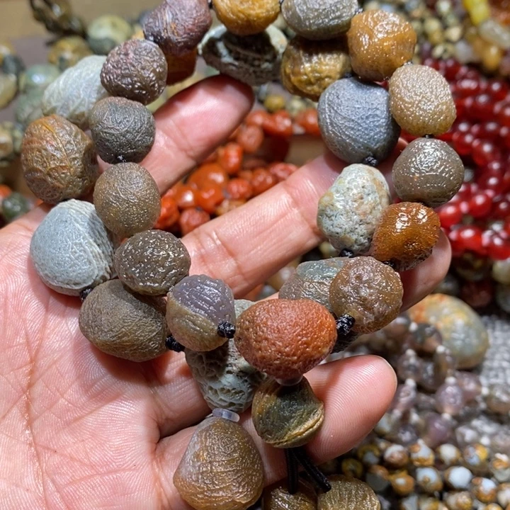 我***啦只买单纯的吊坠，没带链子，属的性质。戈壁石，戈壁石