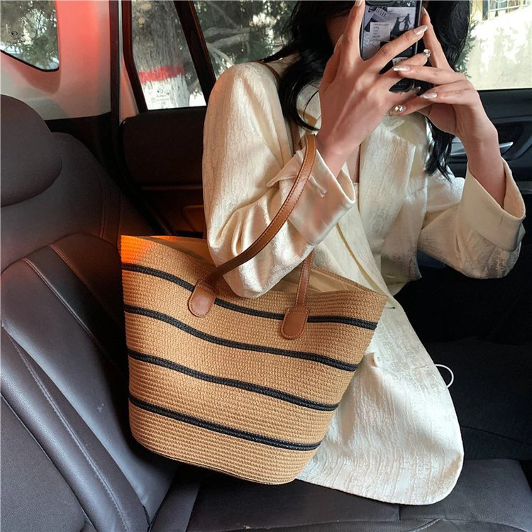 海边度假沙滩包包女2025新款夏季编织单肩包大容量腋下草编水桶包