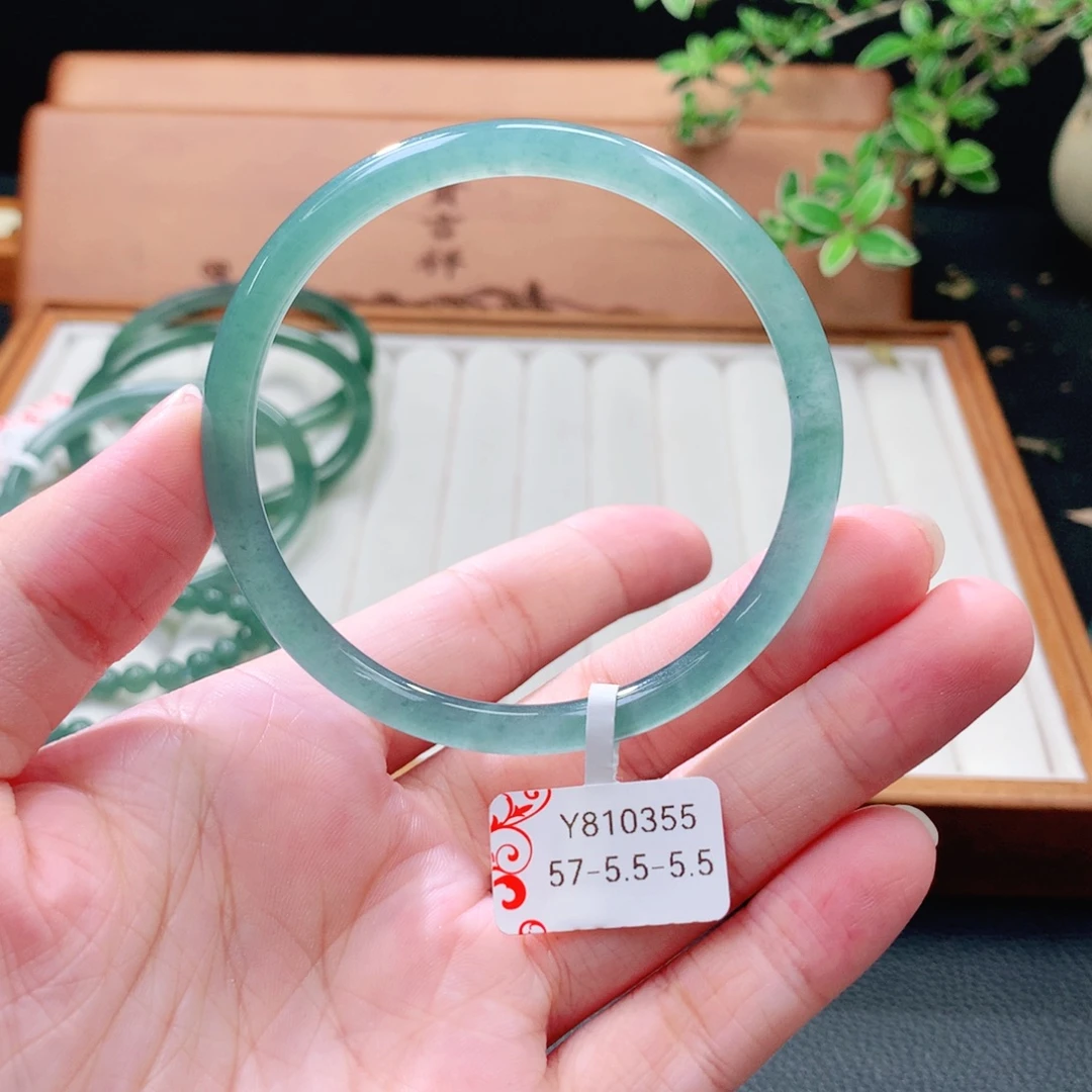翡翠未镶嵌手镯(圆镯)