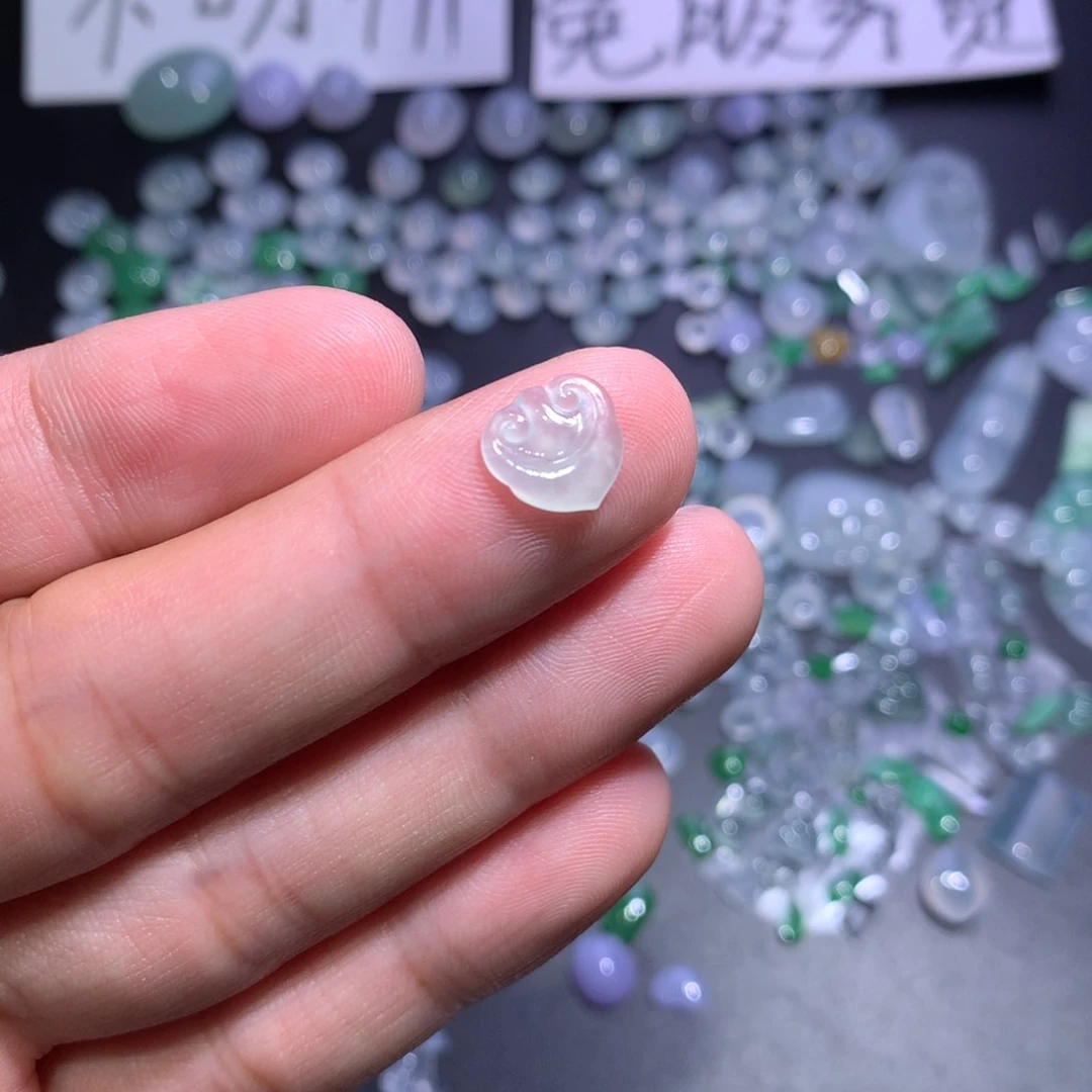 翡翠未镶嵌颈饰如意头