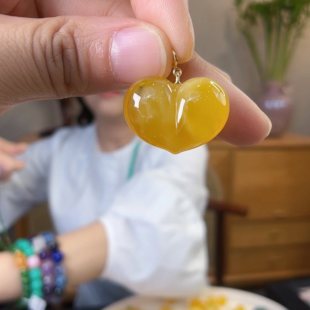 蜜蜡18K金镶嵌颈饰爱心屁桃