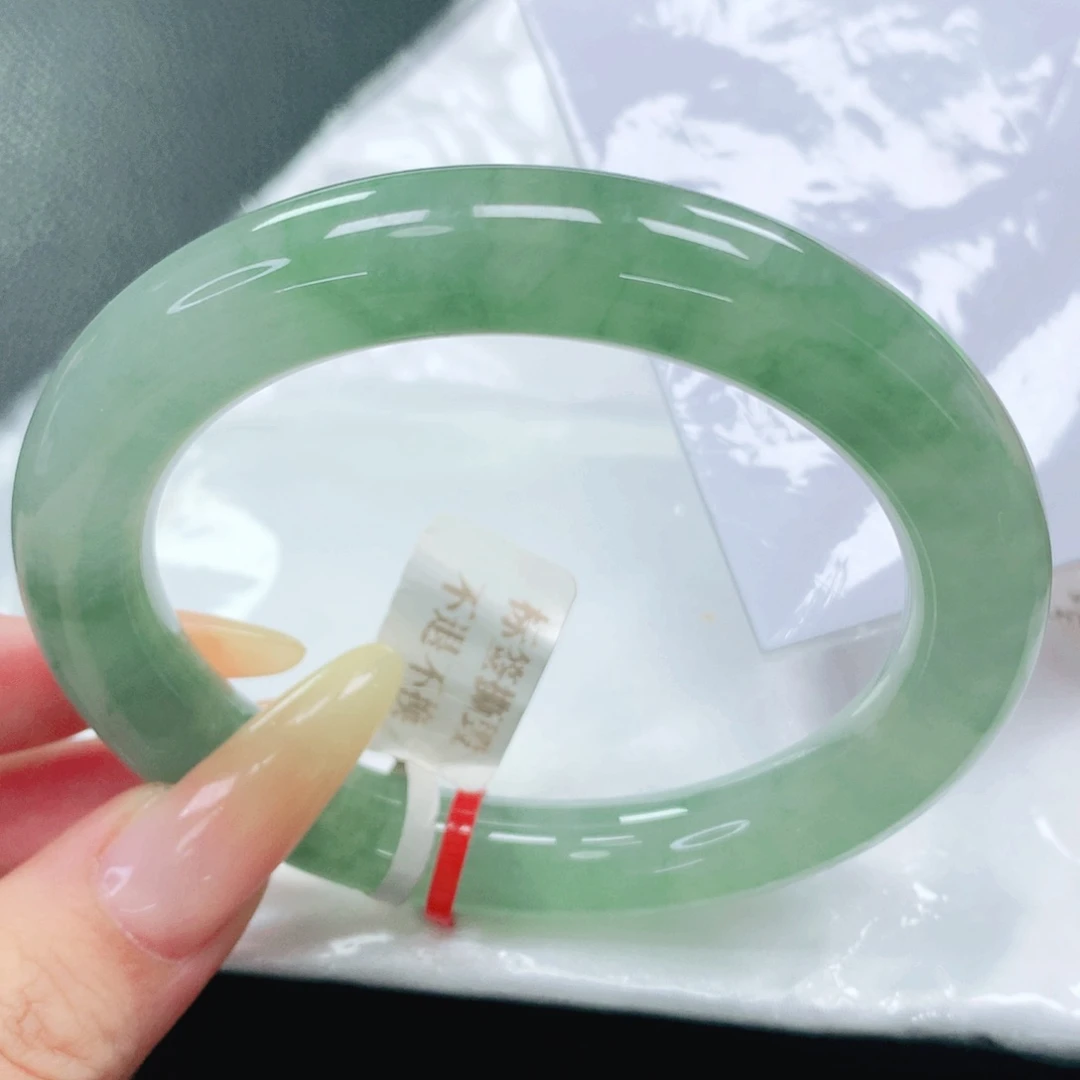 翡翠手镯未镶嵌58。
