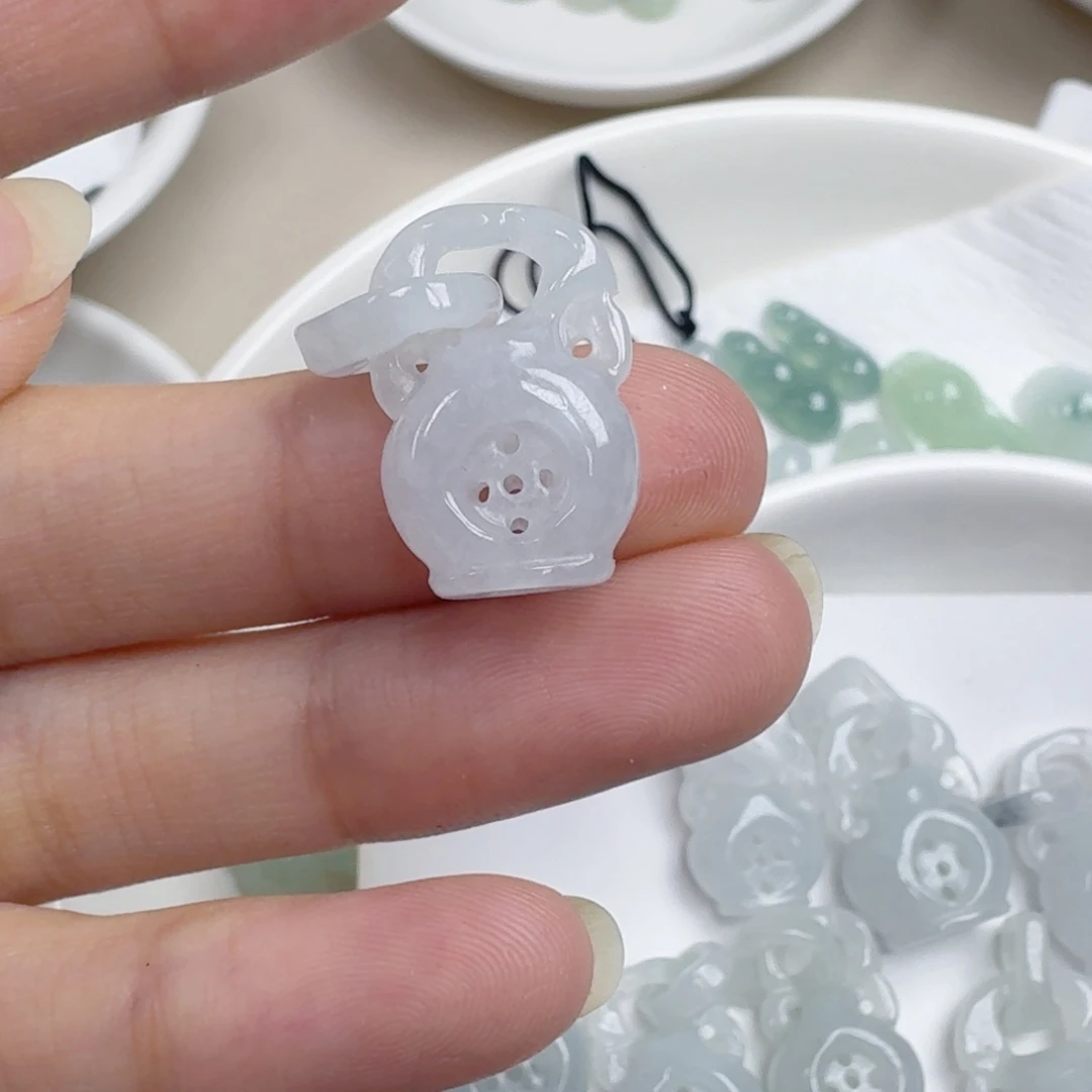 梁***。翡翠散珠把把壶一个