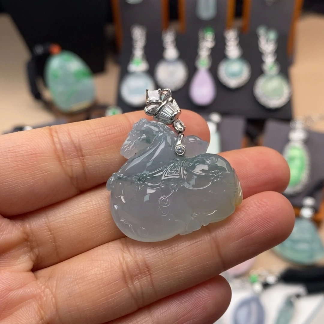 翡翠18K金镶嵌颈饰唐马