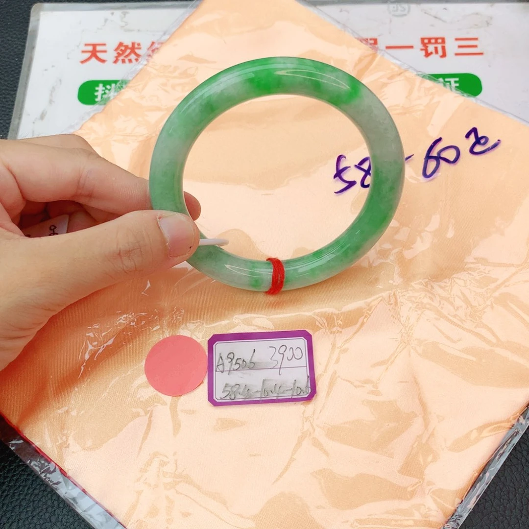 翡翠手镯未镶嵌翡翠